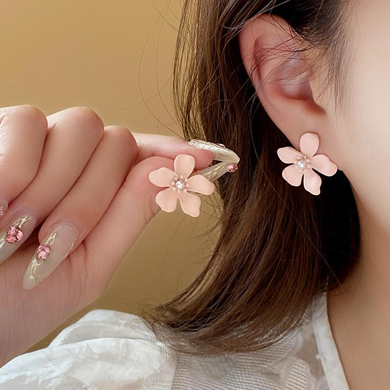 Sweet color flower pearl stud earrings Internet celebrity fashion trend earrings commuter versatile small fresh earrings women