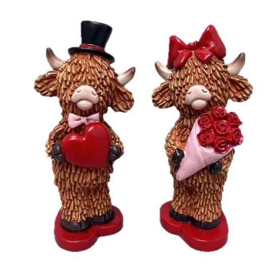 Valentine's Day Couple Highland Cow Figurine Holding Rose Love Heart Highland Cattle Resin Statue Wedding Decoration Romantic Gift