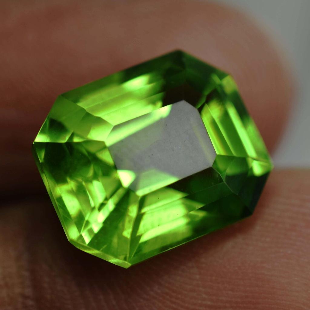 A+ Quality 10.80 Ct Natural GREEN Peridot EMERALD Cut CERTIFIED Loose Gemstone.