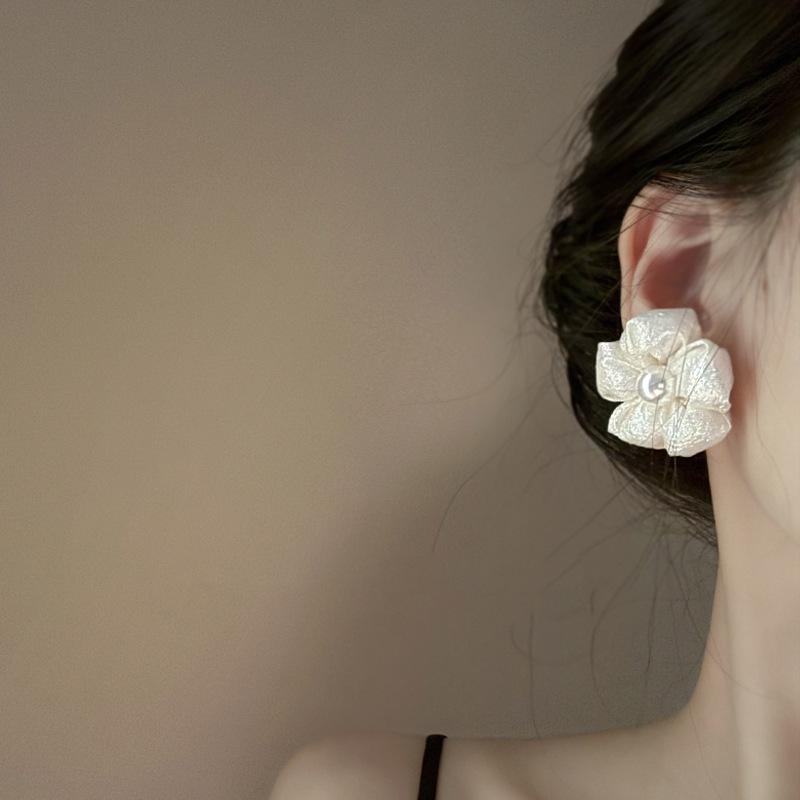 White Flower Pearl Stud Earrings Summer Small Fresh and Sweet Earrings High Sense Fashion Versatile Earrings