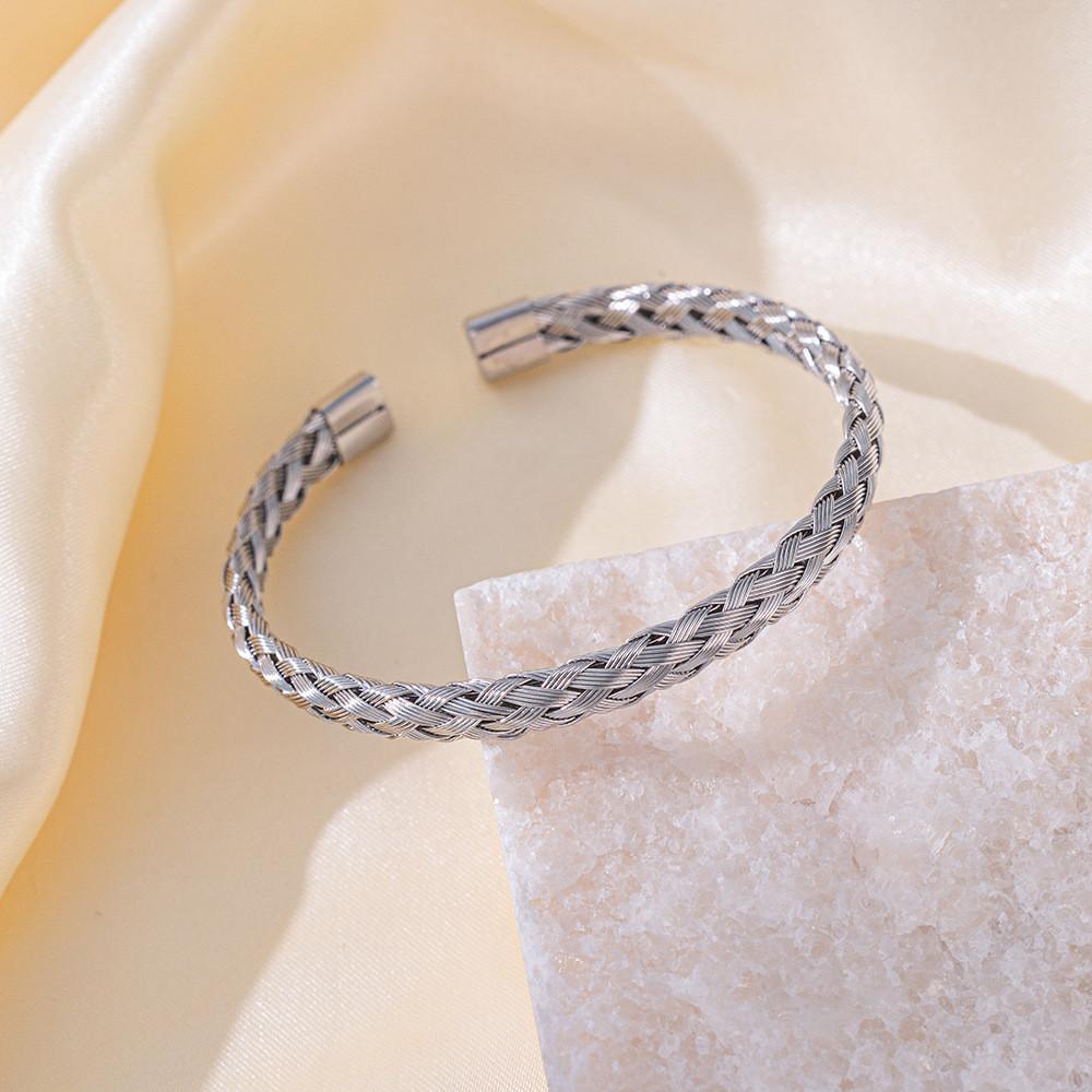 Retro Elegant 18k Gold Plated Twist Bracelet Suitable For Daily Wear And Gift Giving Birthday Present