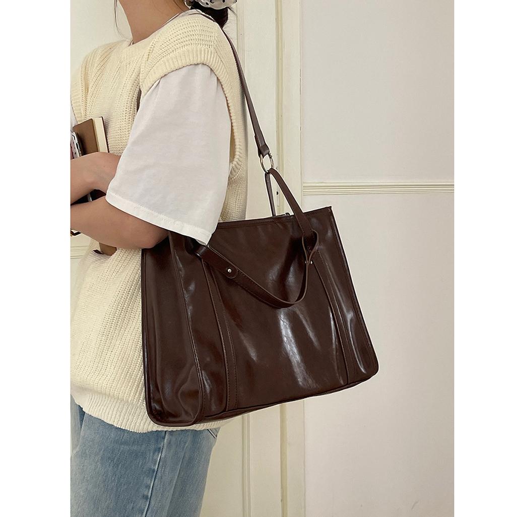 

Большая женская сумка 2024 года, новая, корейский стиль, универсальная, простая, вместительная сумка-тоут, сумка через плечо, утолщенная, мягкая кожаная сумка коричневый