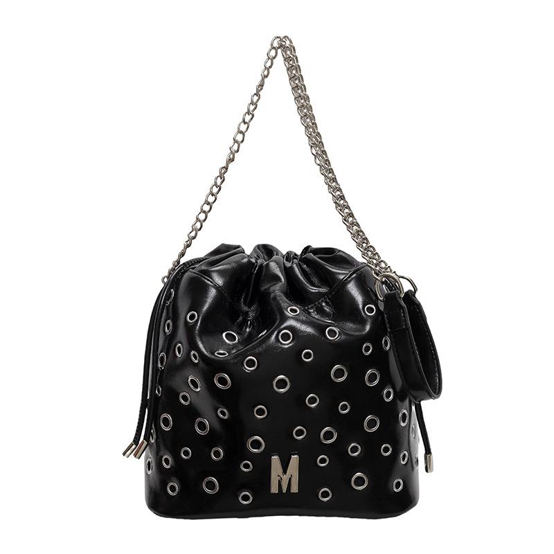 

Летняя новая нишевая дизайнерская модная сумка-ведро с заклепками в стиле тяжелой промышленности, цепочка, на одно плечо, через плечо, женская 20*22*13cm чёрный