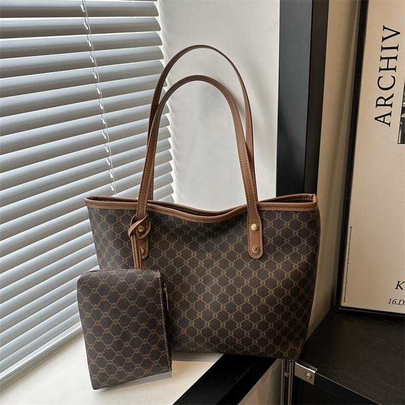 Large-capacity bag women's commuter personalized tote bag new beautiful niche trend shoulder bag textured women's bag