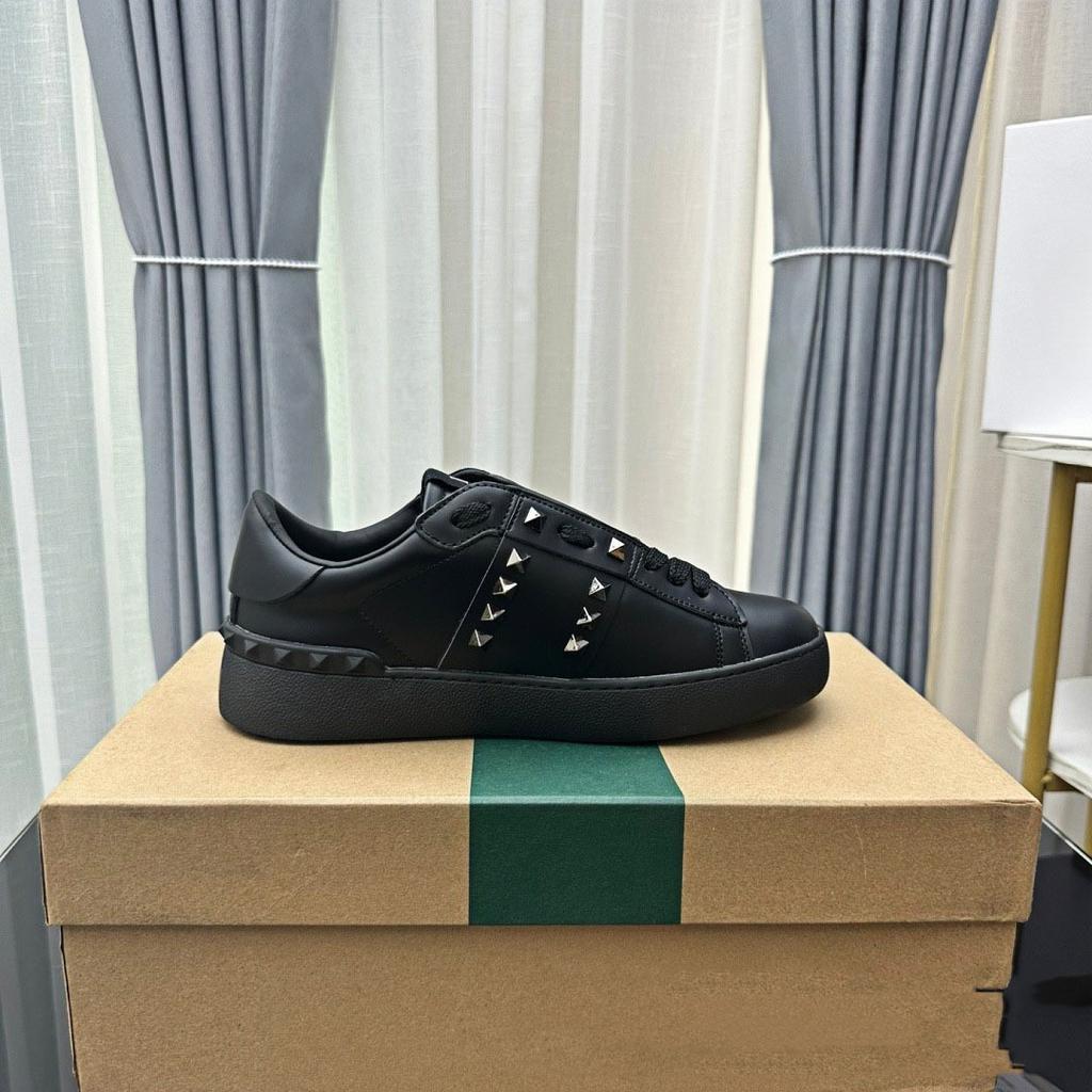 Sapatos brancos de sola grossa com rebites, sapatos casuais esportivos com cadarço versáteis para homens e mulheres, sapatos de skate casuais com combinação de cores para homens