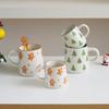 Weihnachtlicher Becher mit geprägter Linie, exquisiter und wunderschöner gestreifter Keramikbecher mit Lebkuchenmann-Motiv, ideal als Weihnachtsdekoration.