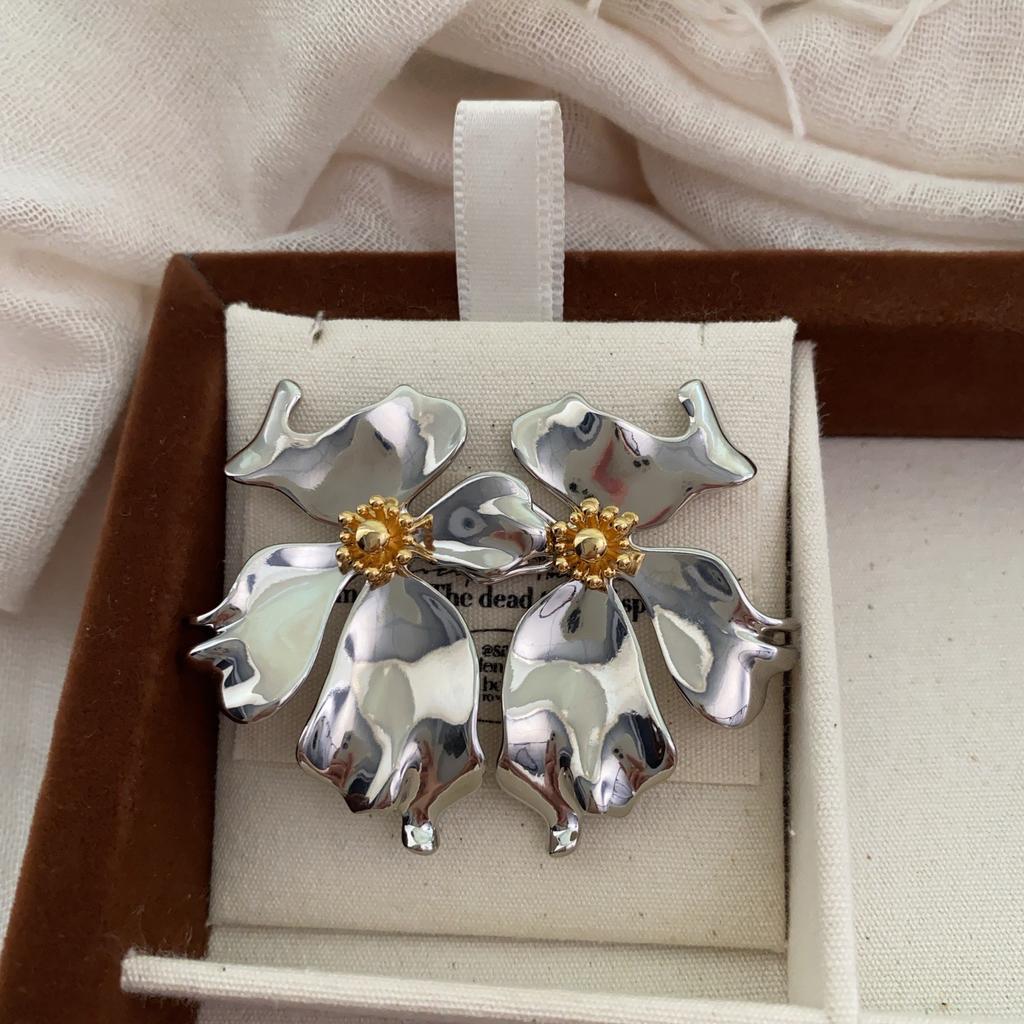 High-End Metal Irregular Flower Stud Earrings Atmospheric Earrings Luxury Personality Fashionable Petal Earrings
