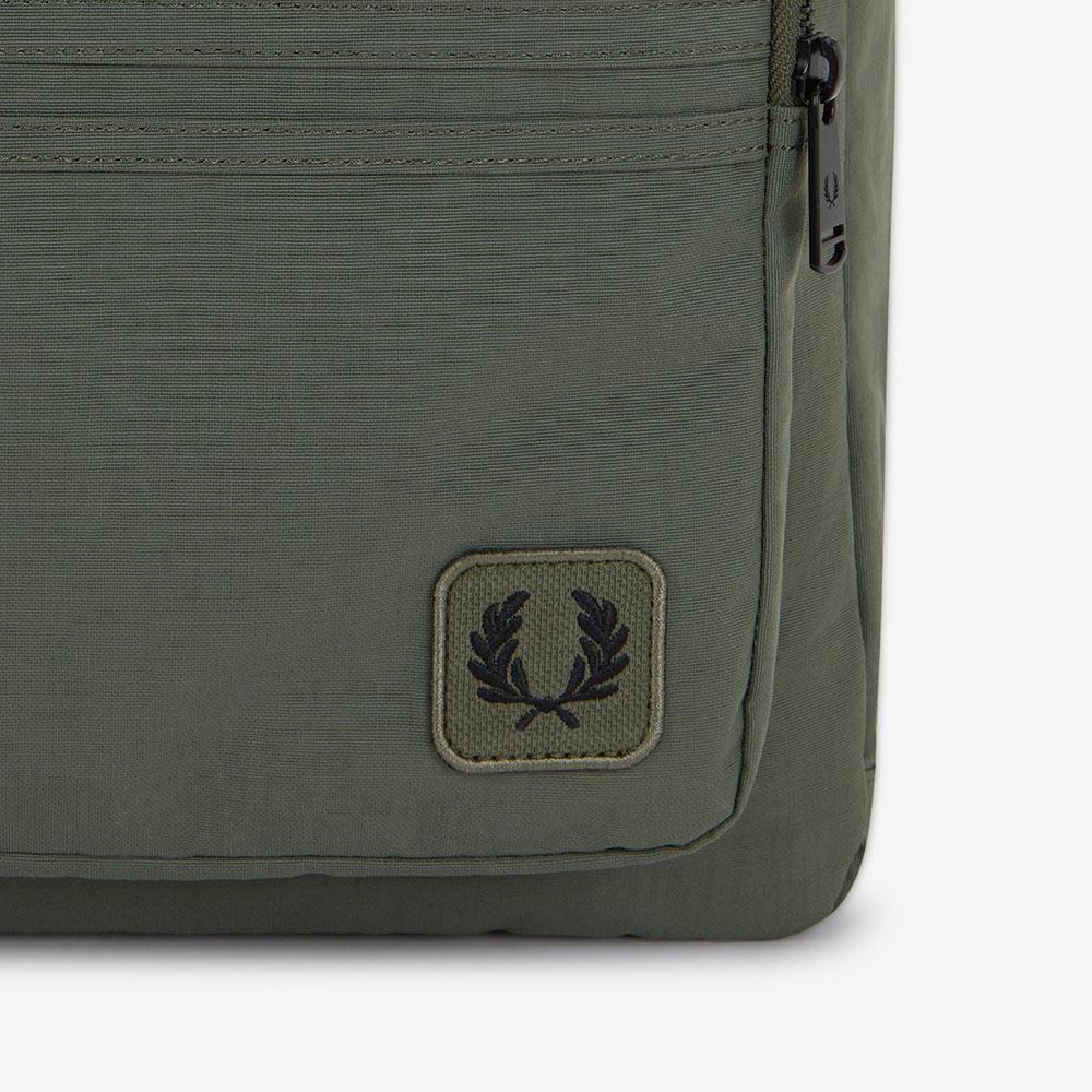 Fred Perry Nylon Badge Backpack - Laurel Wreath Green Cfpu2531192-X21