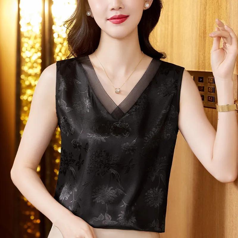 Женский летний черный атласный топ-майка без рукавов с V-образным вырезом и жаккардовым цветочным узором M чёрный