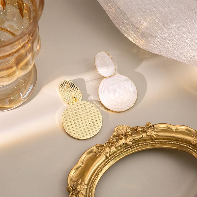 Modische ovalförmige Ohrringe in Bonbonfarben mit zarten, strukturierten Anhängern