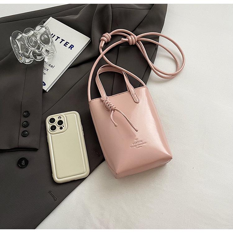 2024 Trendy Solid Color Women's One-Shoulder Crossbody Bag: New Style, Simple and Popular for Commuters