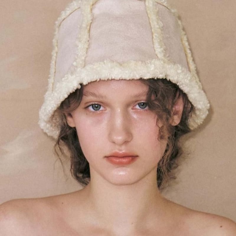 Poesiedame Wendbarer Fischerhut aus Shearling in Elfenbein