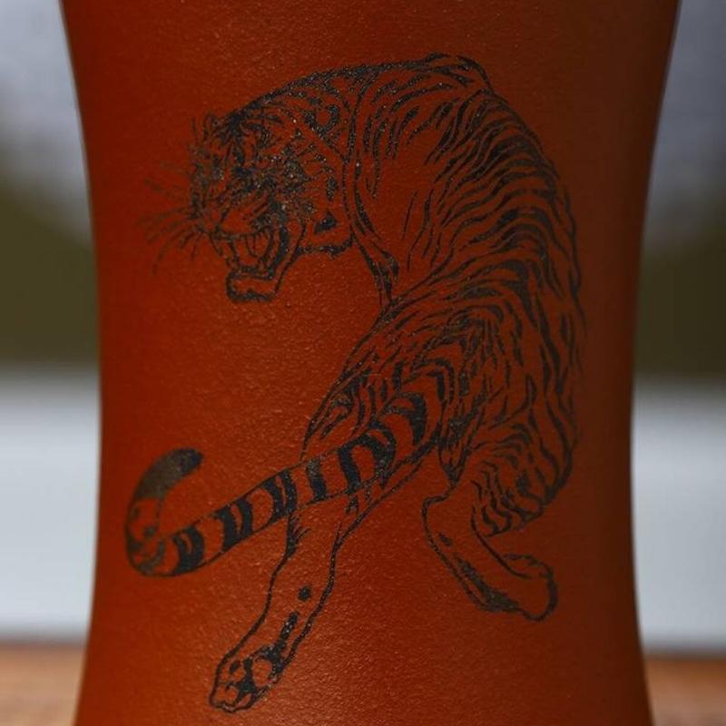 Yixing lila Sandbecher rohes Erz zinnoberroter Schlamm doppelseitiges Schnitzen Tigergebrüllbecher 1 Stück Kapazität 130 ml