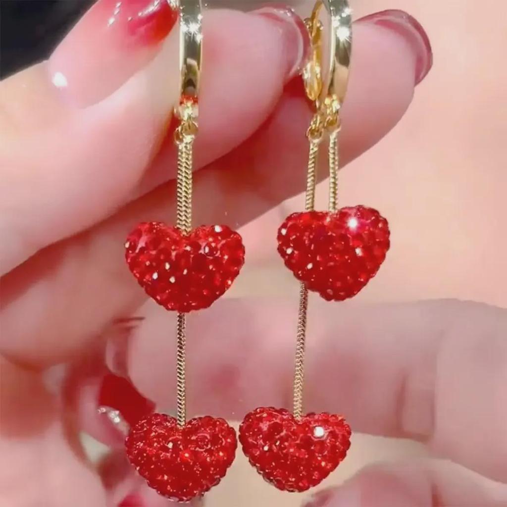 Boucles d'oreilles élégantes à pompon en forme de cœur rouge: Mince, doux et élégant pour un visage rond.