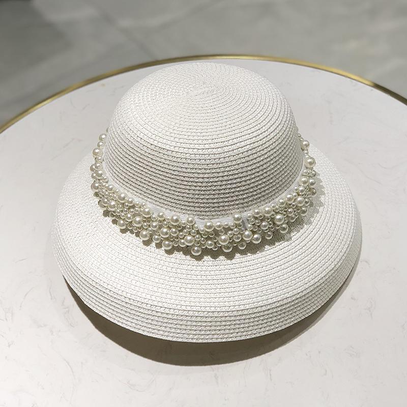 Chapeau de soleil rétro Hepburn pour femmes à large bord en paille perlée avec visière noire protégeant le visage pour voyage d'été à la plage