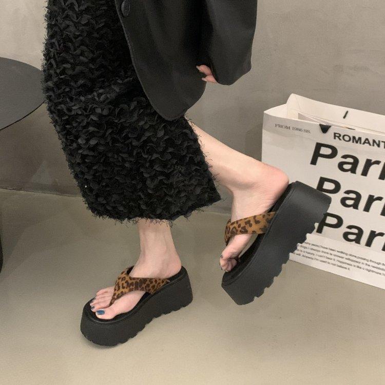 

Muffin thick-soled foot-pinching flip-flops women s high-heeled cool slippers women s summer wear 2025 new beach toe sandals 40 цветной печати леопарда
