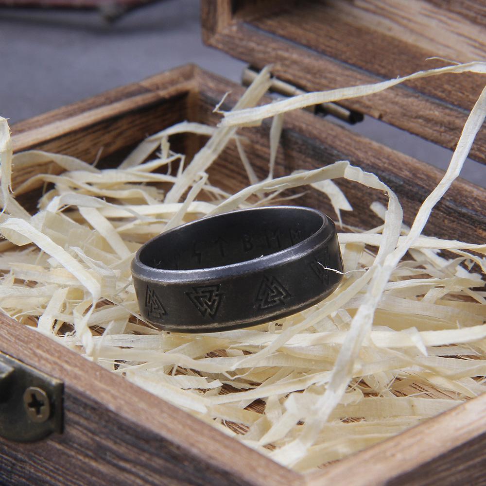 316L rostfritt stål Odin Norse Vikingamulet Rune Modestil män och kvinnor modeord RETRO Ringar Smycken med trälåda