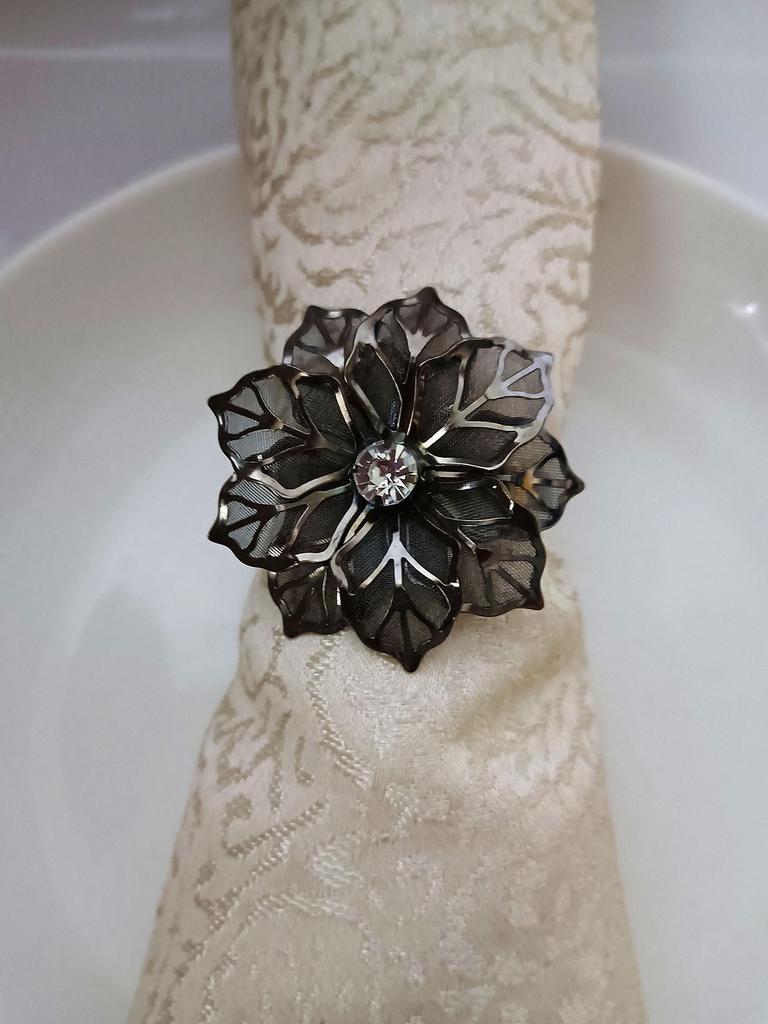 Exquisite Serviettenringe aus Kupfer und Strass in Blumenform für Hotels und Veranstaltungen