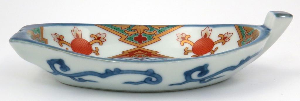 Ishimaru Pottery (HASAMI Porcelain) Hayashikuro Kiln Gorgeous Old Imari Style Boat-Shaped Small Plate (Side Plate) with Treasure Pattern