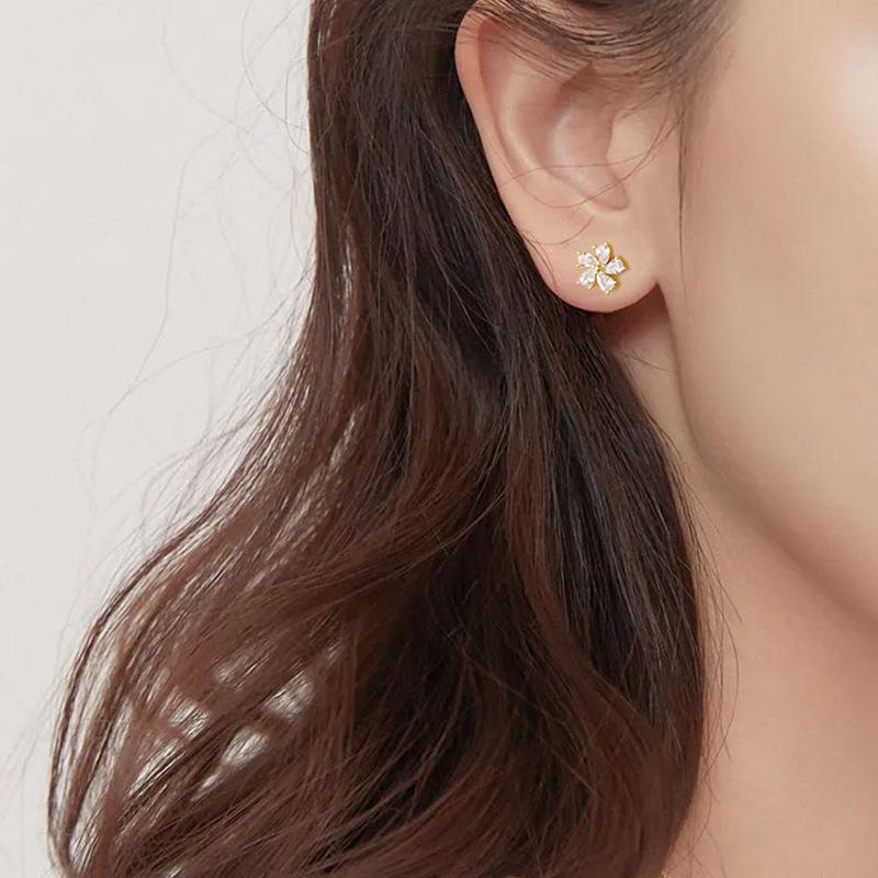 925 Sterling Silver Inlaid Zircon Snowflakes Stud Earrings for Women Fashion Earrrings Jewerly Wedding Gift Sparkling Ear Studs