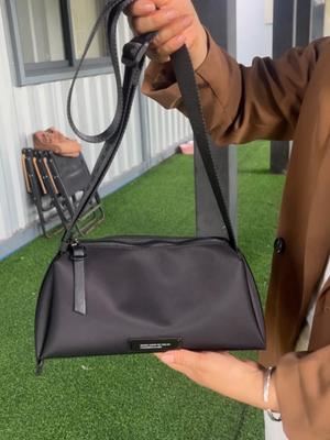 Sac Bandoulière Léger pour Femmes 2025: Tissu Oxford Haut de Gamme, Sac Bandoulière de Sport d'Extérieur Tendance, Couleur Unie, Parfait pour les Mamans