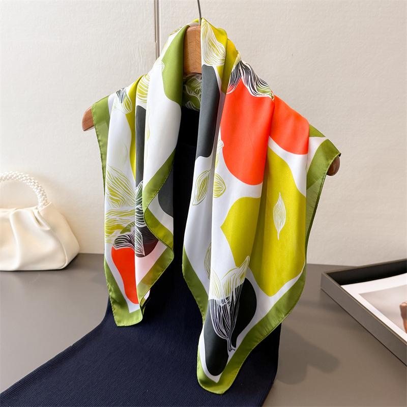 2026 Neue Luxus-Blumenmuster-Mode-Quadratische Schals Damen Seidenschal Bandana Kleine Haarbänder Foulard Schal