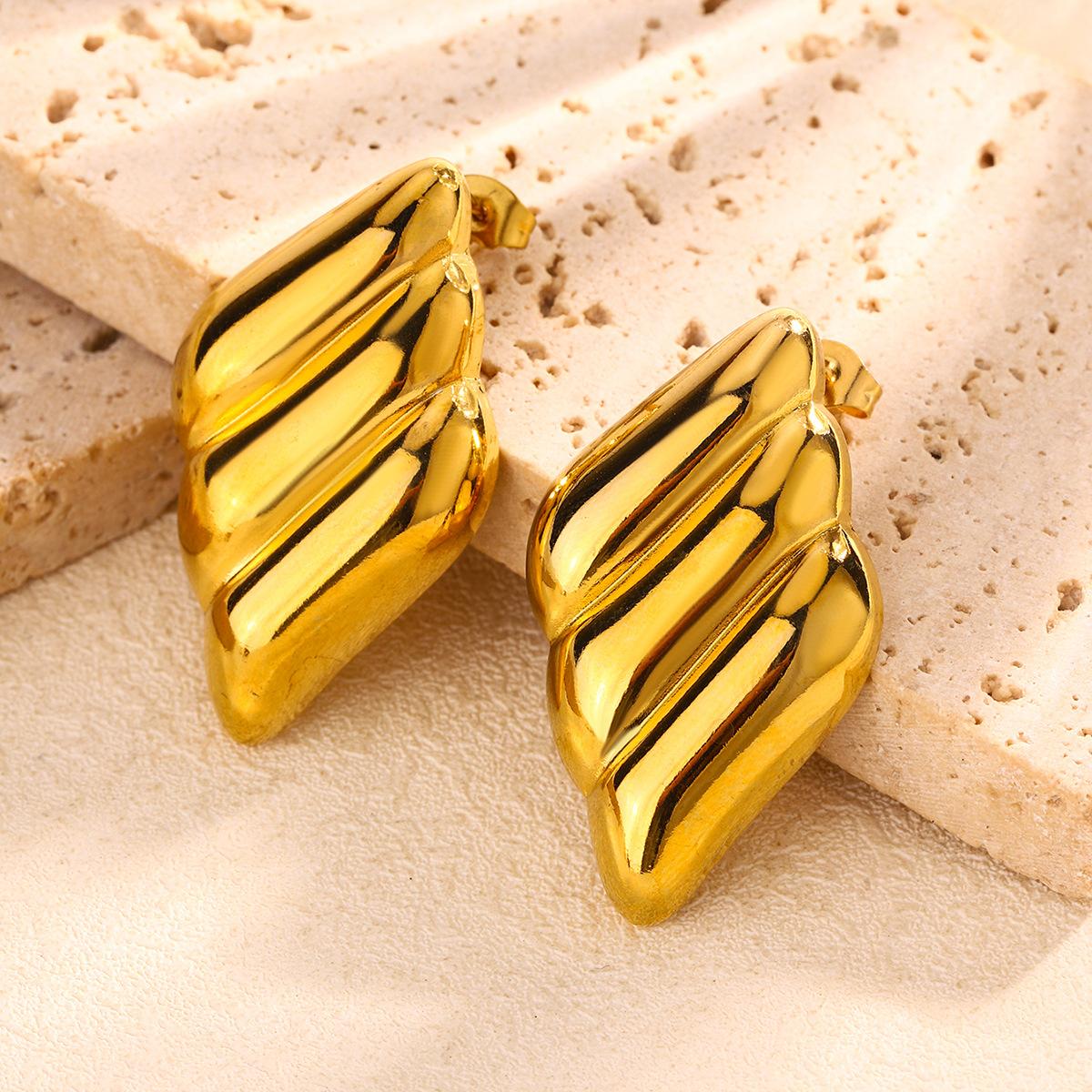 

European and American retro exaggerated gold stainless steel flower earrings do not fade niche design versatile earrings earrings