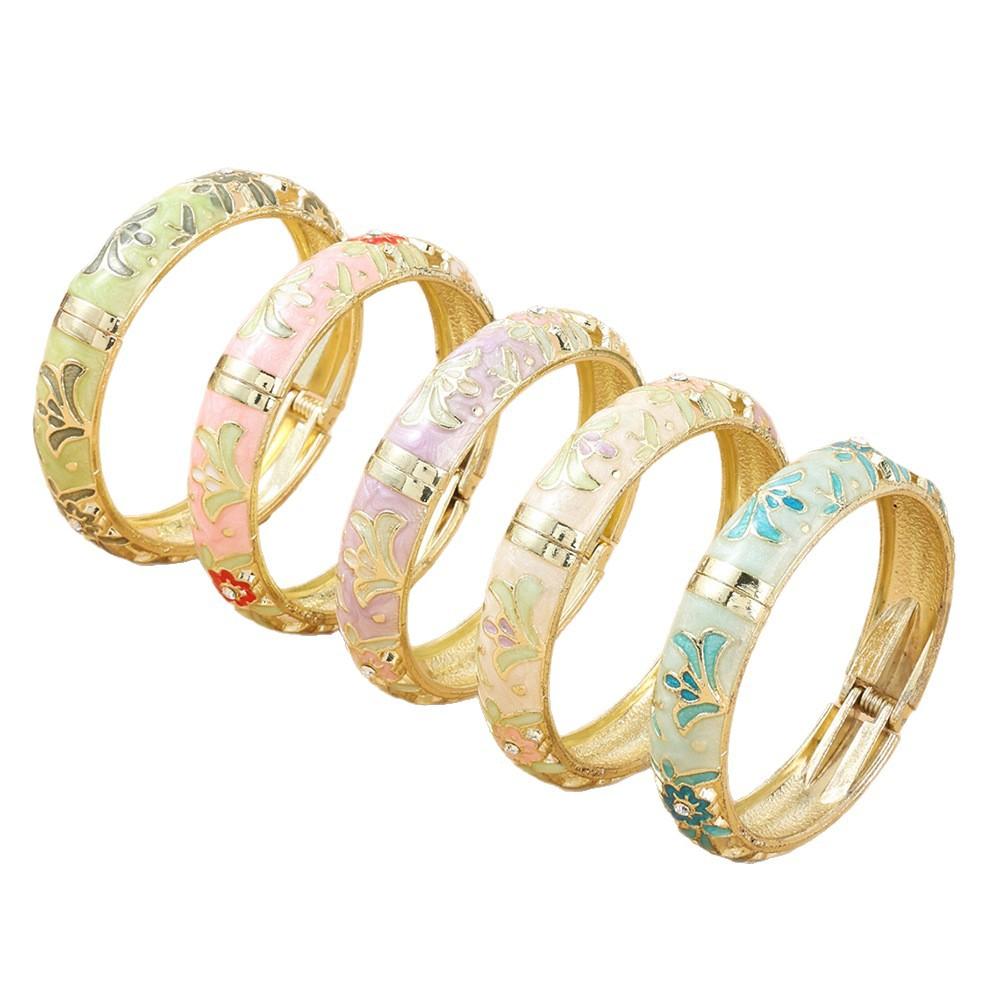 2ks Hrubé smaltované květinové náramky Sada pro ženy Etnický styl Duté květinové cloisonné náramky Vintage přívěsky Šperky Dárky
