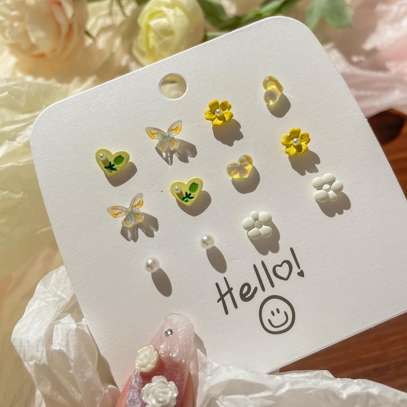 

Серьги-пусеты «Бабочки из свежих цветов» – Уникальный дизайн для студентов