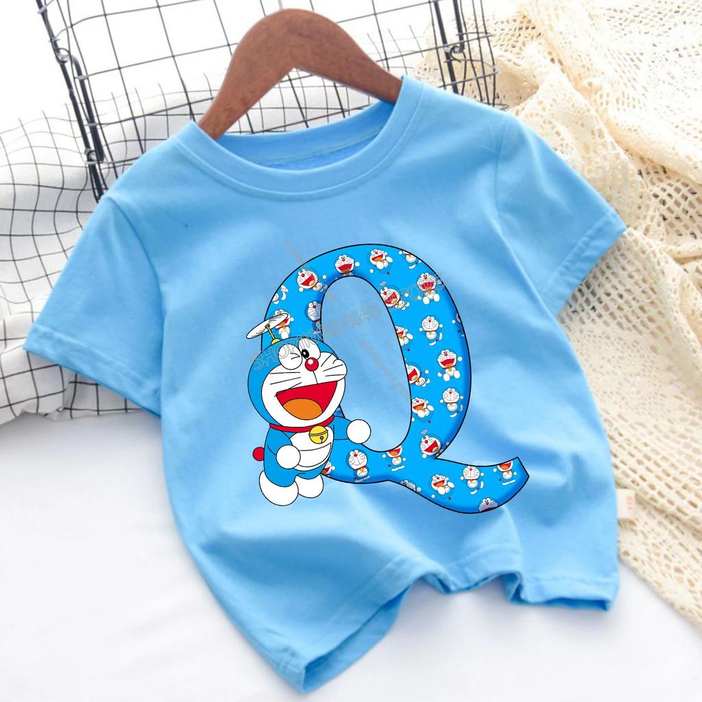 Doraemon Neues T-Shirt für Kinder Blau Buchstabe A-Z Tee Top Kawaii Cartoon Rundhals Kleidung Mode Kinder Anime Kleidung Geschenk