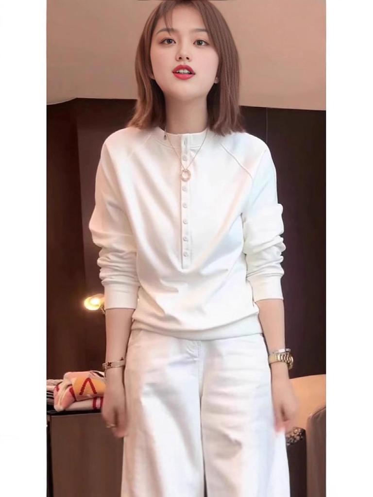 Comfortable White Long-Sleeve Women's T-Shirt, Autumn/Winter, Loose Fit, Stylish Base Layer