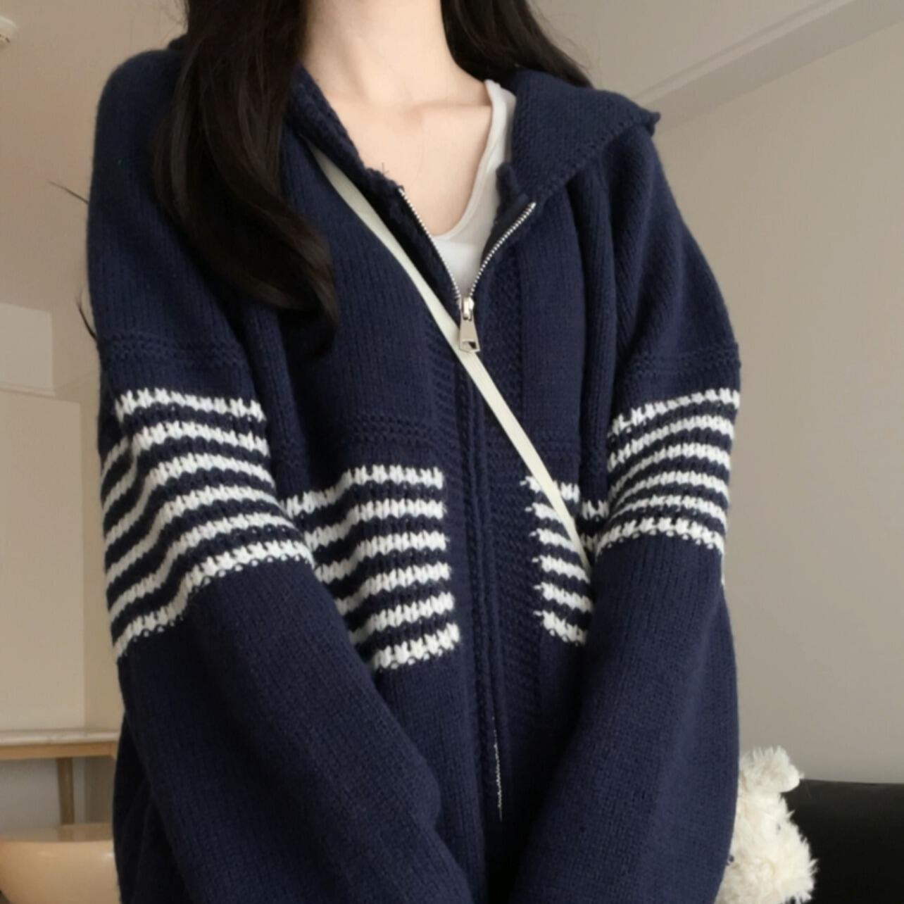 

Жіночий в язаний кардиган з капюшоном у гонконгському стилі: Затишне, вільного крою смугасте пальто-светр на осінь/зиму S (suggested for 40-48 kg) Темно-синій