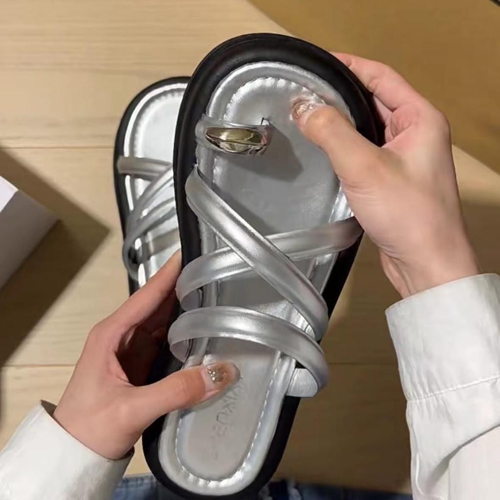 Ins super fire versatile beach shoes women's summer 2025 new outer wear thick sole heightening Internet celebrity niche set toe