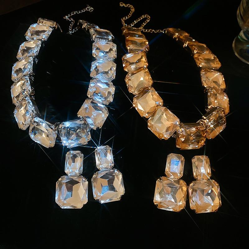 Retro Rhinestone Floral Jewelry Set: Elegant Stud Earrings & Luxury Clavicle Necklace