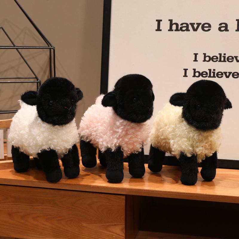 Bambola di Peluche Agnello Pecora Faccia Nera Tre Colori Giocattolo di Peluche Riempito in Piedi Rosa Bianco Crema Animale della Prateria Peluche Carino Regalo