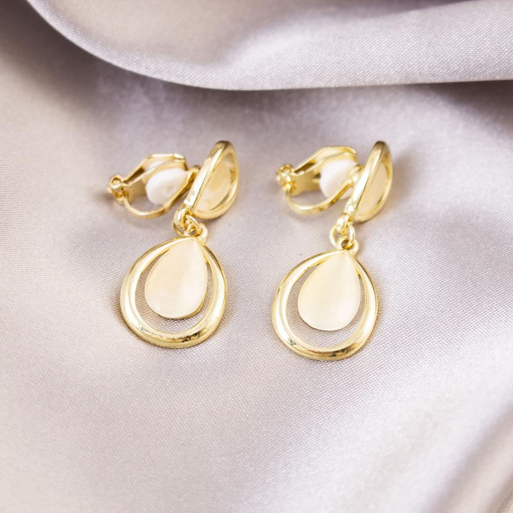 Elegant Clip-On Triangle Earrings for Non-Pierced Ears - Versatile, Light Luxury for Everyday Wear.