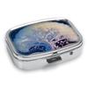Portapillole Portatile con 2 Scomparti, Mini Custodia Organizer in Metallo per Medicine, Carino Contenitore Stampato per Pillole, Vitamine, Gioielli, Viaggio, Uso Quotidiano