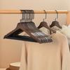 5 Pezzi Grucce Premium in Legno con Finitura Lucidante - Antiscivolo, Design Scanalato per l'Esposizione dei Capi - Ideale per Casa, Negozi di Abbigliamento