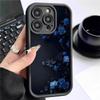 Чохол для iPhone 15/16/17 - Чорний фон із дизайном синьої квітки
