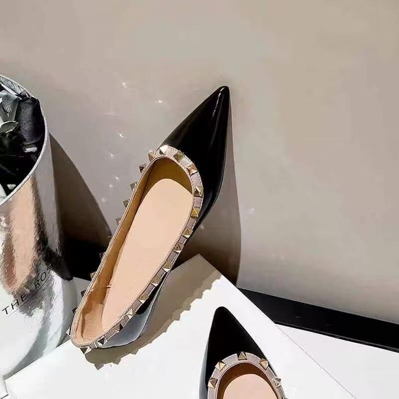 

Autumn temperament pointed single shoes women s shallow mouth women s rivets patent leather gentle soft sole inner height-increasing single shoes 40 чёрный