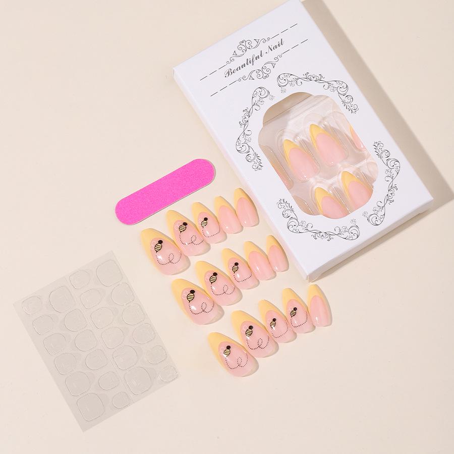 

Желтые ногти в форме миндаля с французским краем, как у медоносной пчелы - Милые типсы для нейл-арта