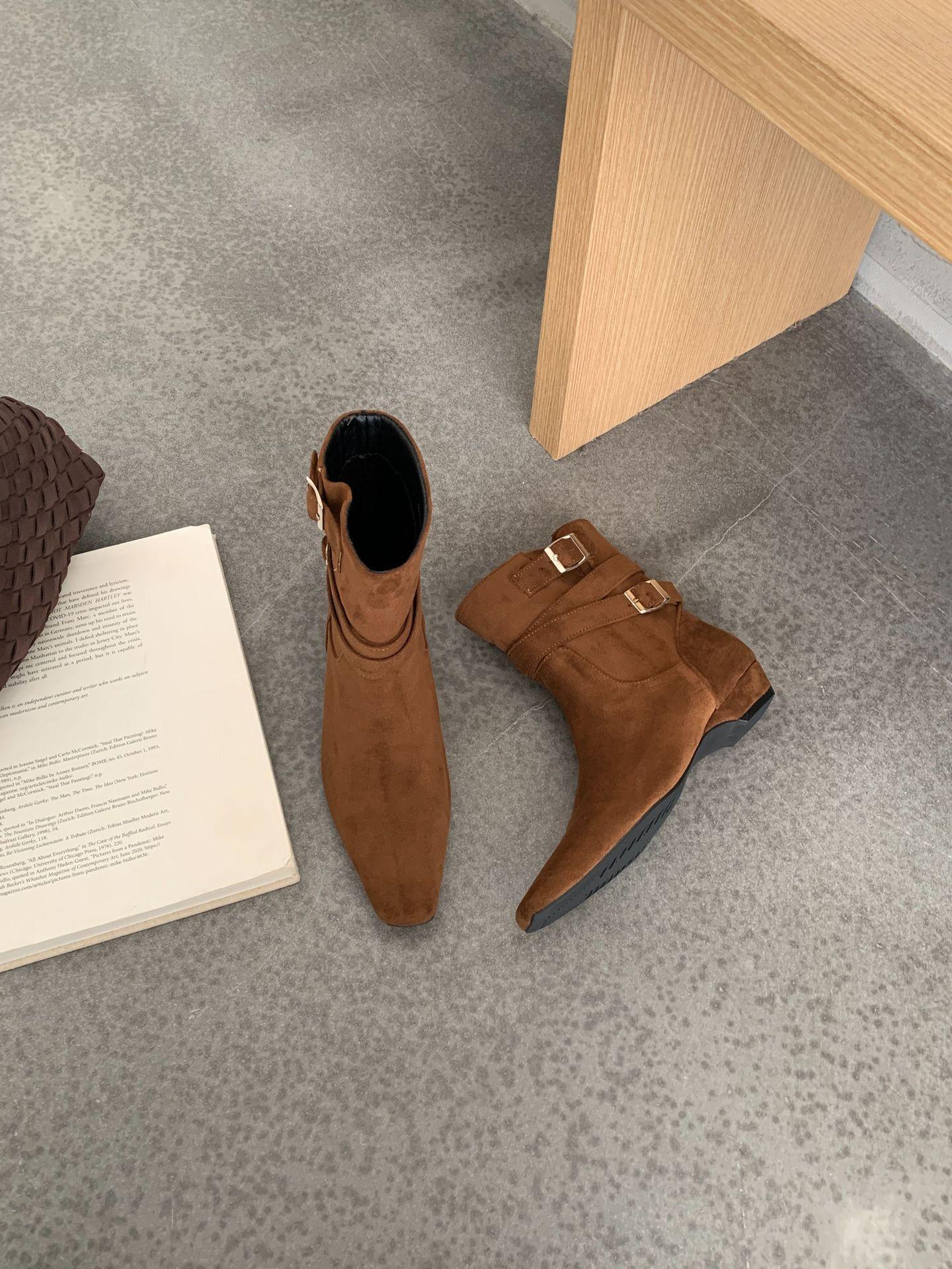 

2025 корейская версия новых нишевых дизайнерских ретро французских ботинок, ботинки в стиле вестерн с маленьким квадратным носком, ботинки Мартин на толстом каблуке, женские ботинки 39 коричневый