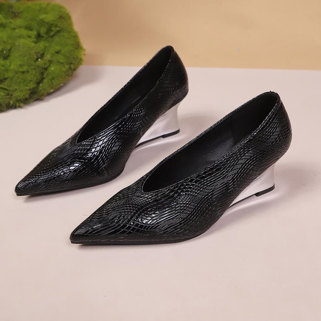 New Retro High Heels Women's Thin Heel Temperament Design Versatile Pointed French 7cm Wedge Heel Women's Shoes