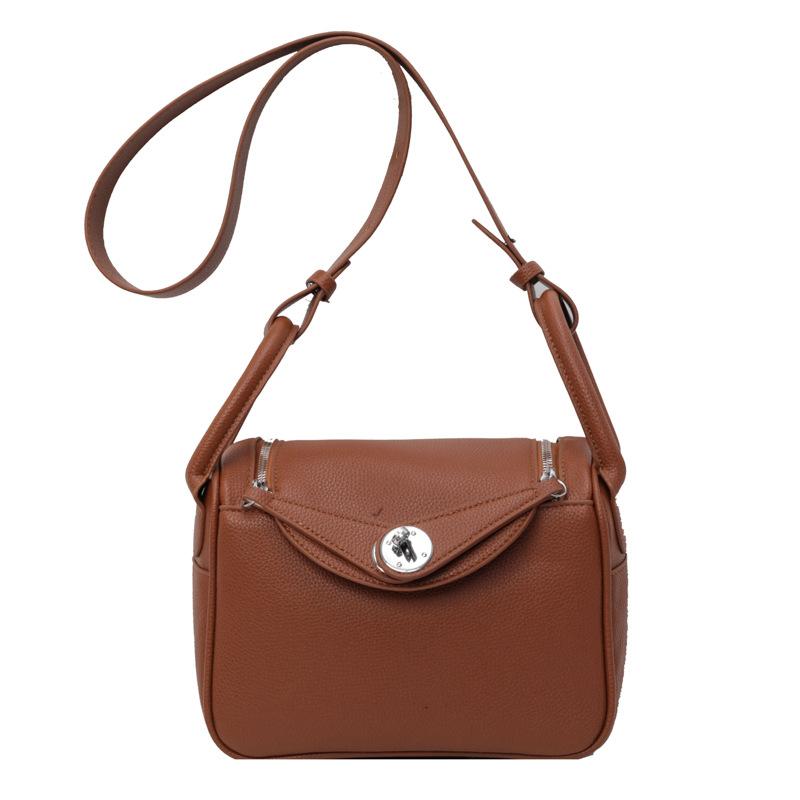 

Niche design high-end handbag bag 2025 summer new versatile women s bag commuter fashion shoulder messenger bag темно-коричневого