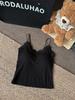Canottiera bianca aderente da donna petite con scollo a V, bordi in pizzo, coppe preformate e design senza maniche per l'estate.