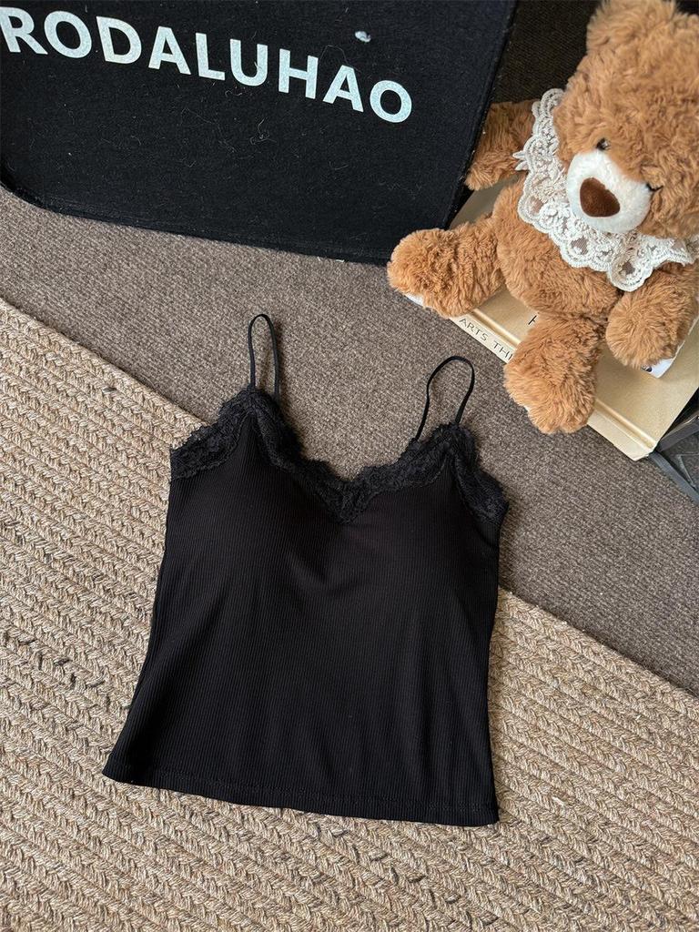 Canottiera bianca aderente da donna petite con scollo a V, bordi in pizzo, coppe preformate e design senza maniche per l'estate.