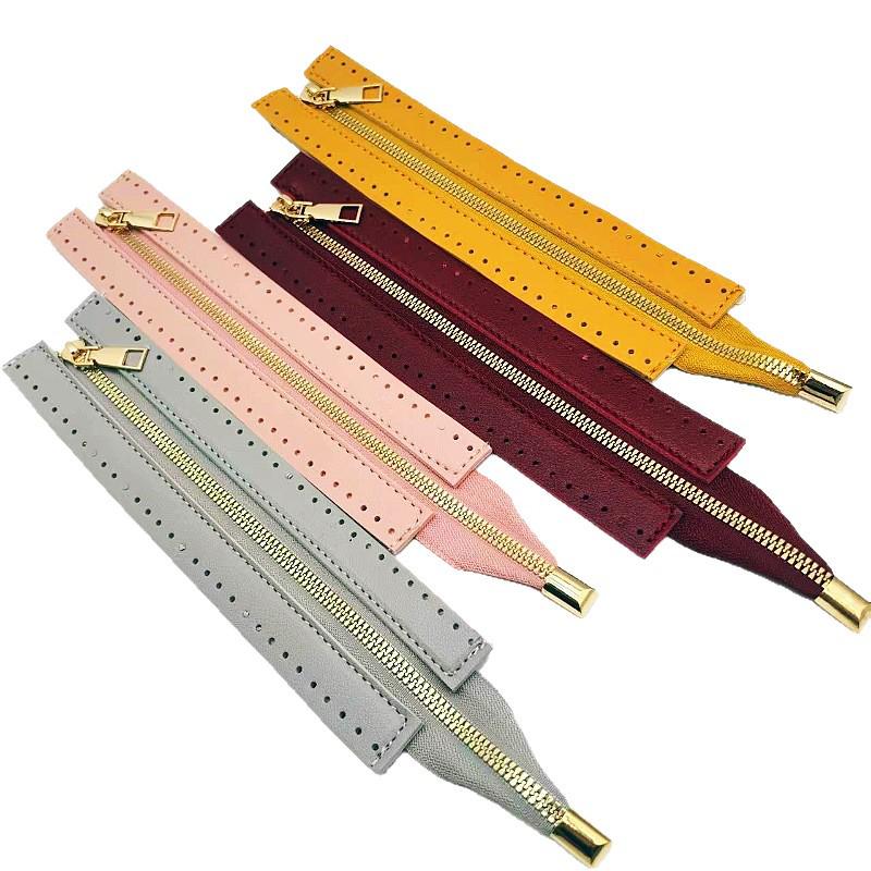 Handgjord flätad läderväska med metallblixtlås