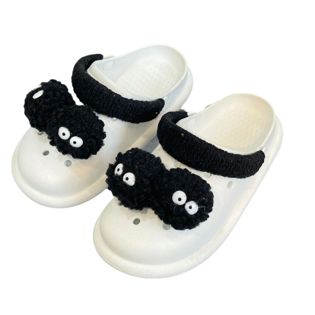 New thick-soled hole shoes hairball slippers women go out in summer, summer sandals to wear by the sea