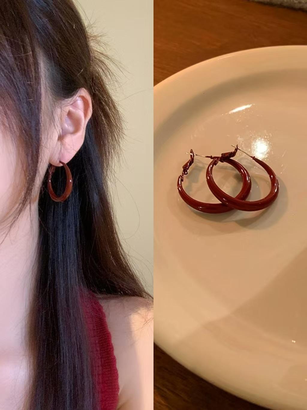 

Liu Yifei Has The Same Angolan Red Wine Red Circle Earrings, High-End Autumn And Winter Plain Ring Earrings, Light Luxury Earrings.