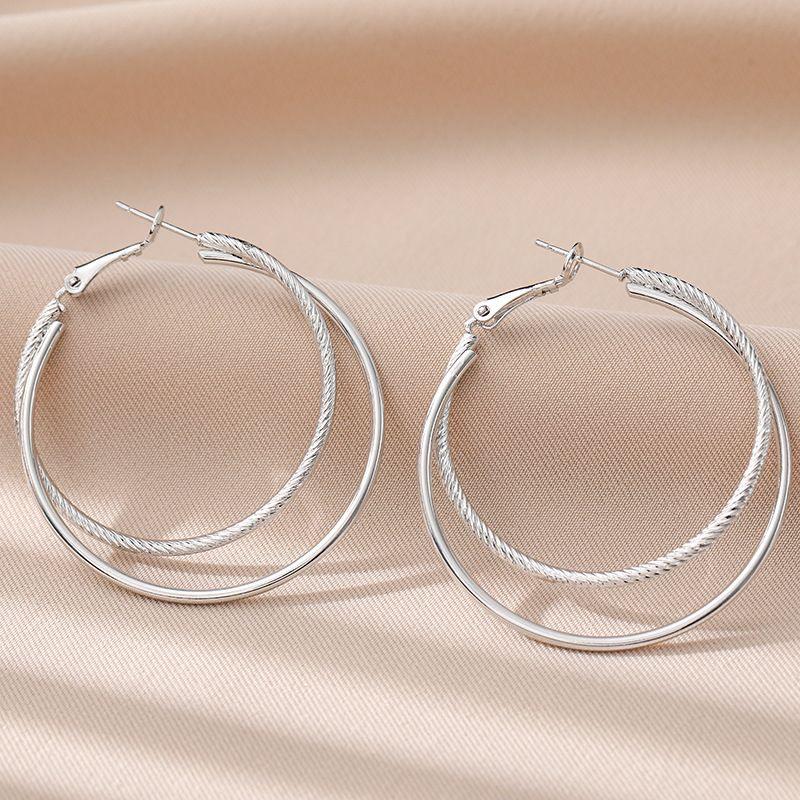 

Высококачественные двухслойные круглые серьги из матового металла - универсальный стиль 2024 года для женщин